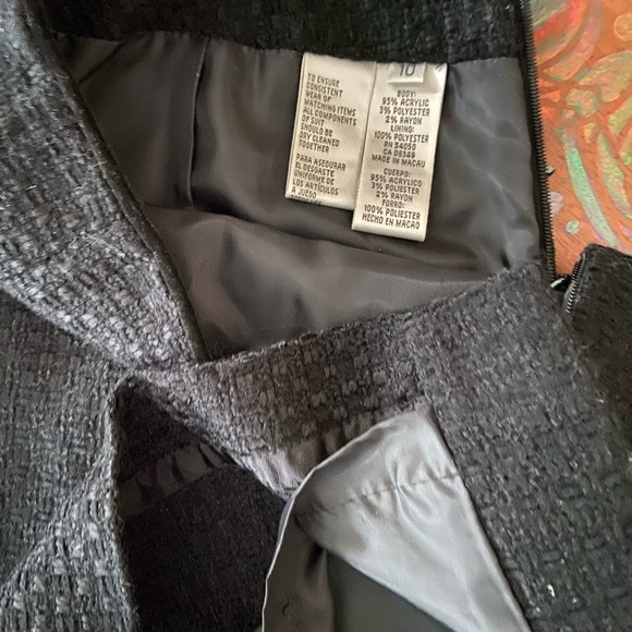 Jones New York suit size 10. Pristine. With velvet trim and delicate ruffle. - Picture 11 of 16